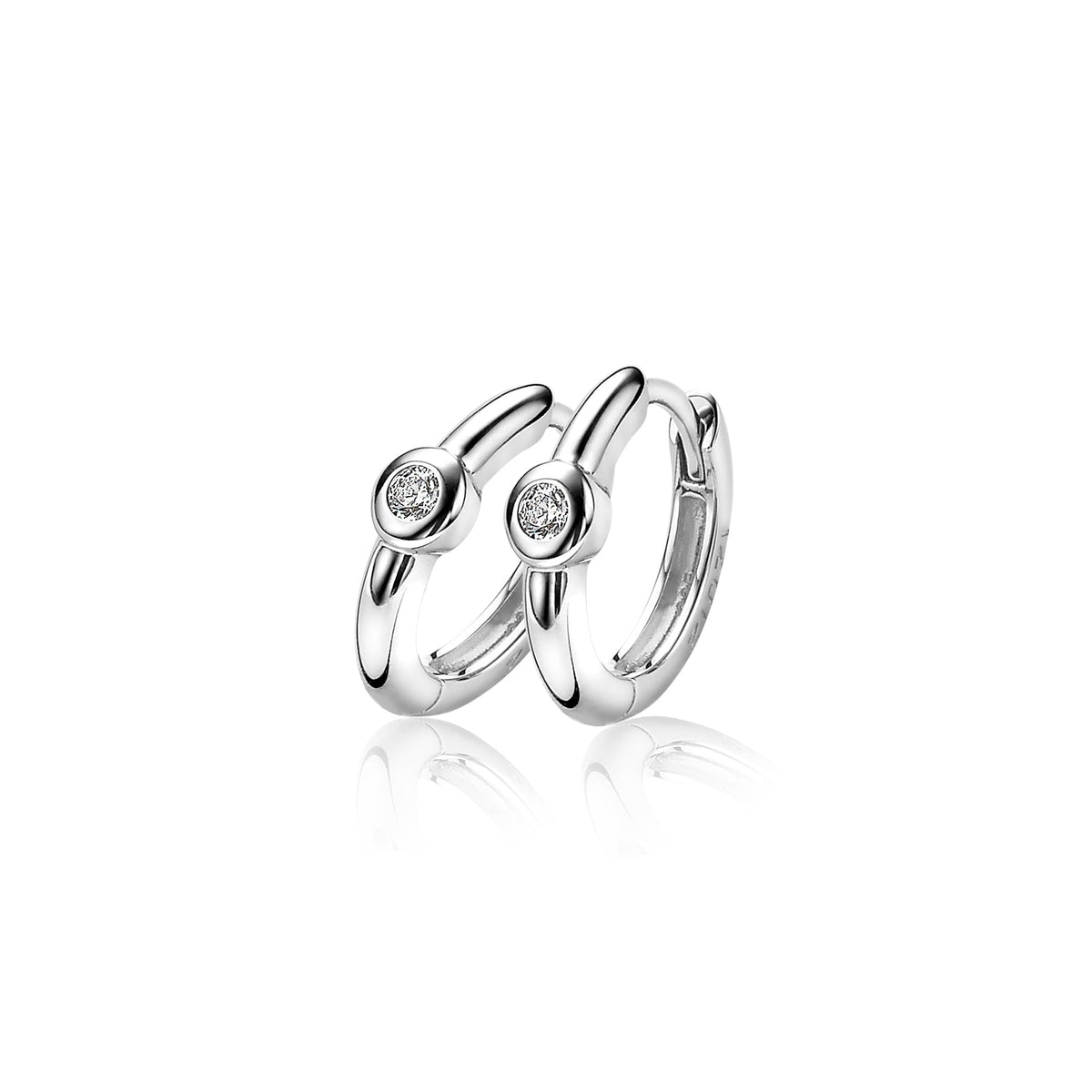 Boucles d'oreilles en argent avec un design arrondi et un zircon scintillant.