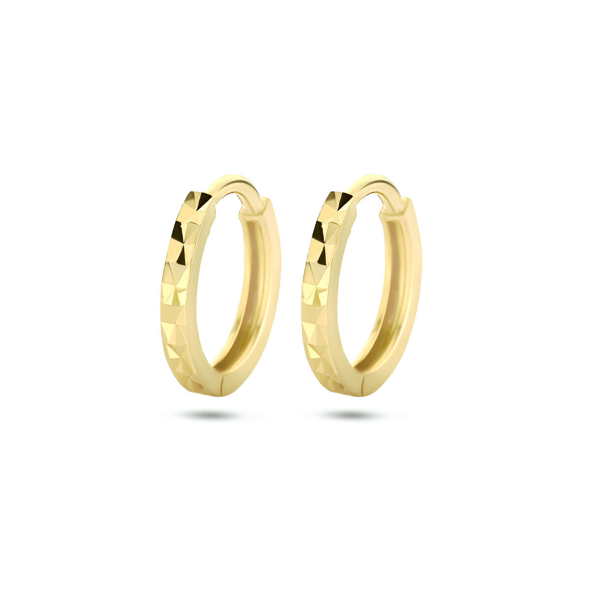 Boucles d'oreilles en or jaune 14K, avec une finition diamantée et une forme ronde.