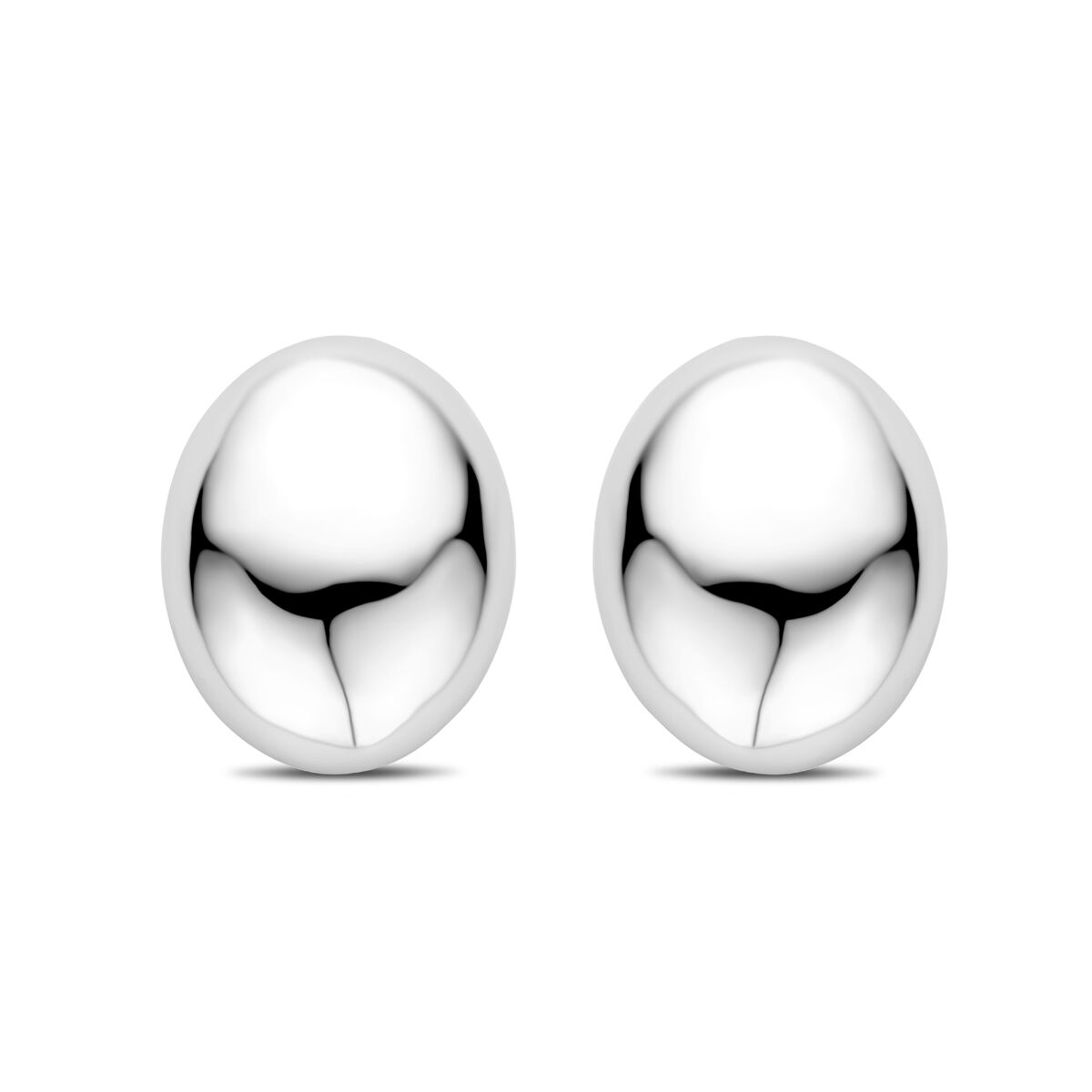 Boucles d'oreilles argentées, de forme ovale, avec une finition rhodiée brillante.