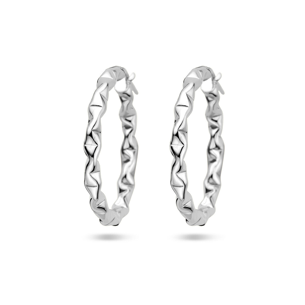 Boucles d'oreilles en argent rhodié avec une texture géométrique et brillante.