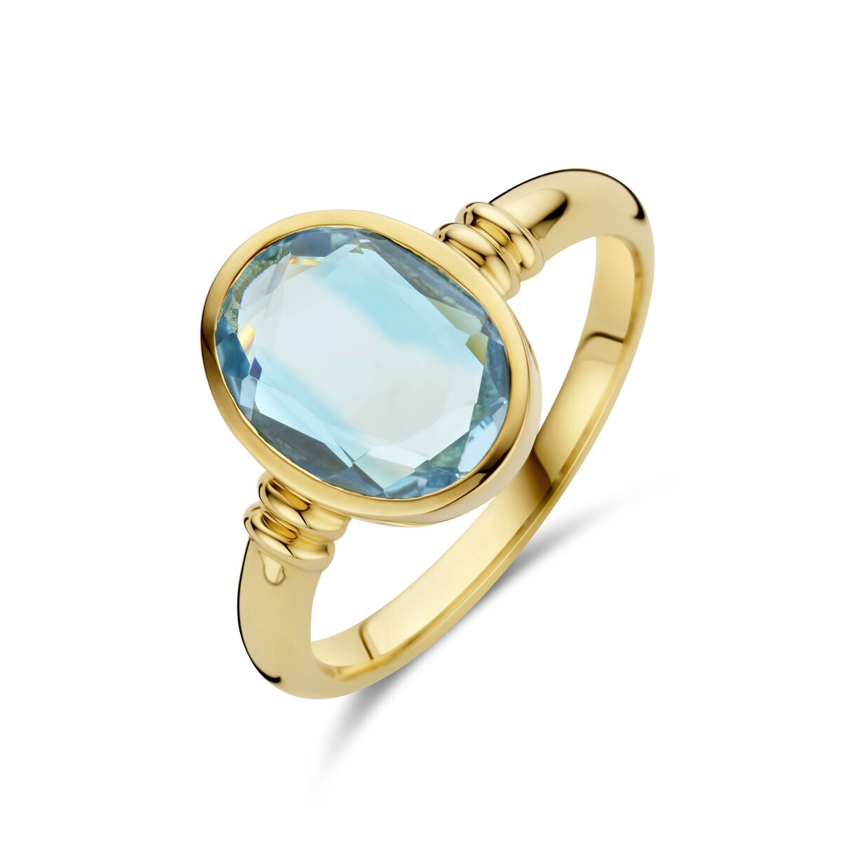 Bague en or jaune 14K avec topaze bleu ciel ovale.