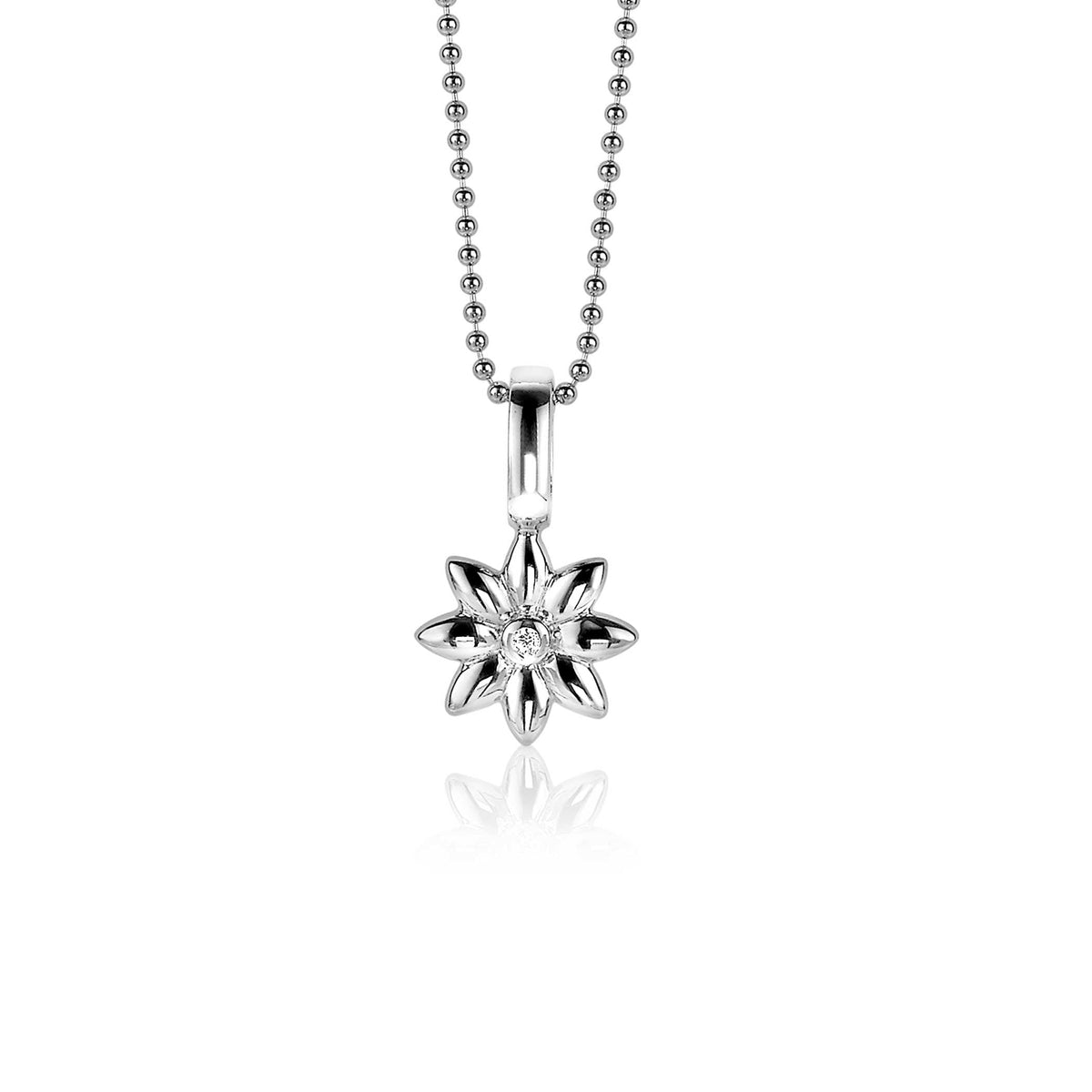 Pendentif en argent en forme d'étoile avec une pierre brillante au centre, suspendu à une chaîne à billes.