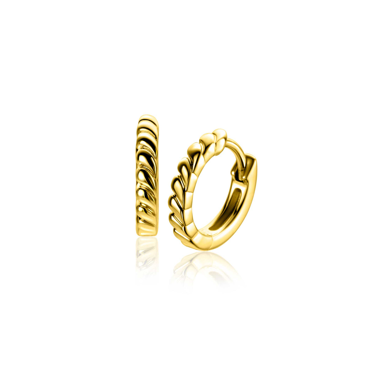 Boucles d'oreilles en argent avec un design tressé et une finition brillante.