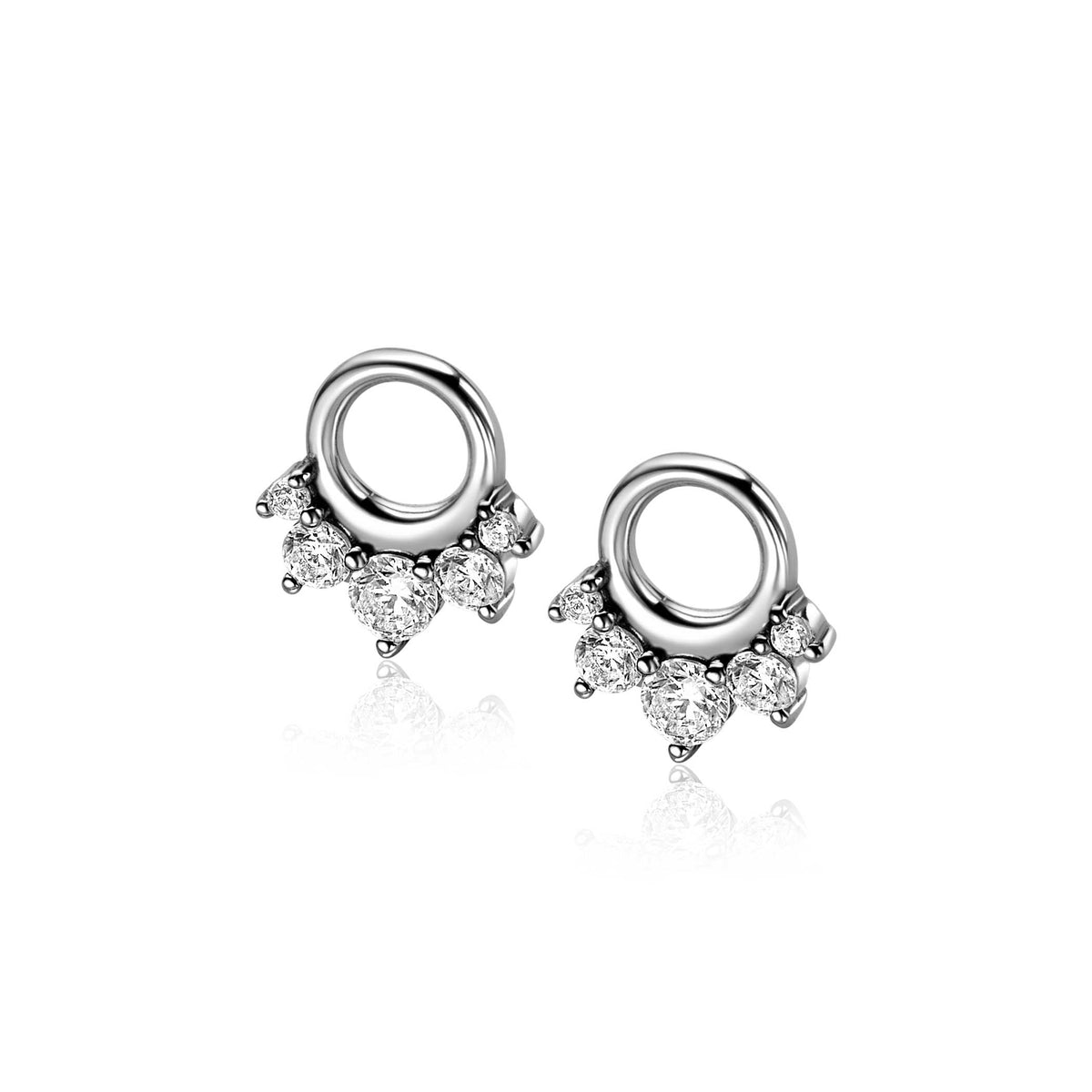 Boucles d'oreilles en argent avec des ornements en forme de petites pierres brillantes.