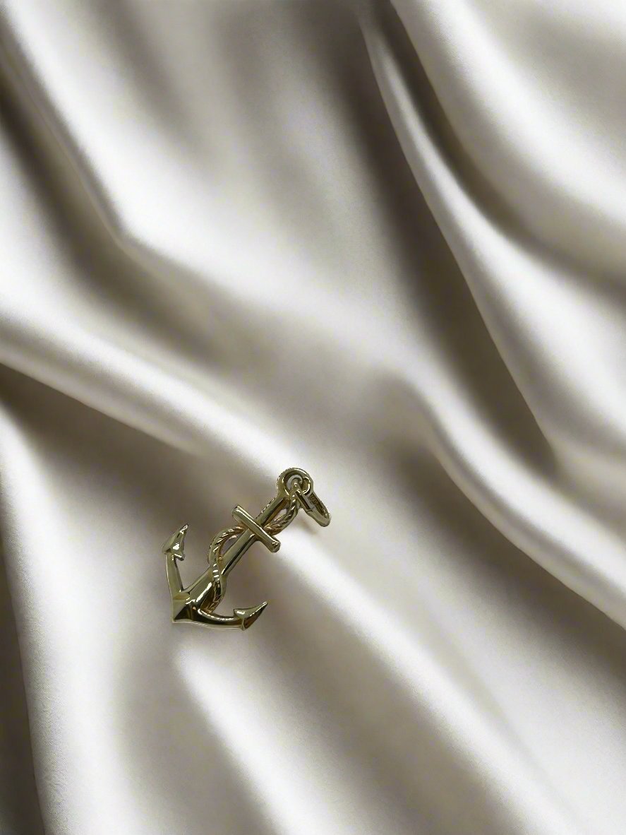pendentif en or vintage en forme d'ancre, pesant 0,9 g.
