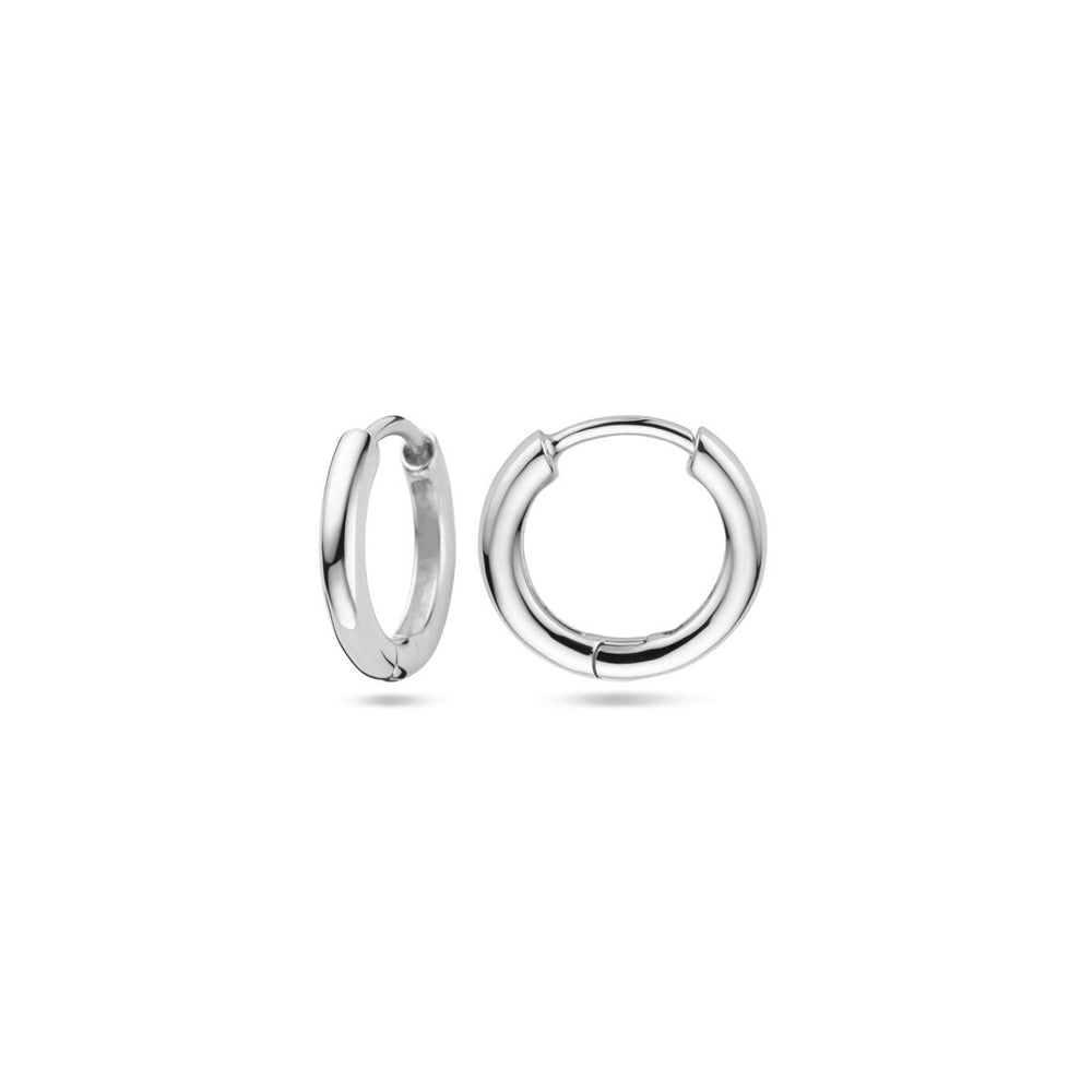 Twee kleine, glanzende Van der Kooij Collectie oorringen 2,0 mm voor oorringhangers zilver gerhodineerd worden getoond op een witte achtergrond: één gesloten, één iets open om het sluitingsmechanisme weer te geven.
