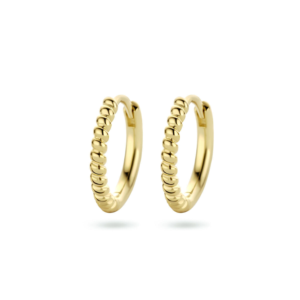 Boucles d'oreilles en argent doré à l'or jaune, avec un design arrondi et des perles en relief.