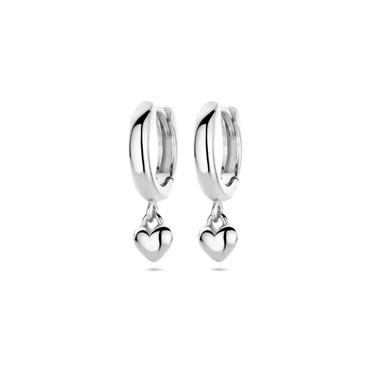 Boucles d'oreilles argentées avec pendentif en forme de cœur.