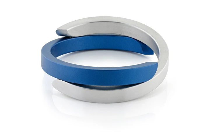 Bracelet croisé en bleu mat et métal argenté.