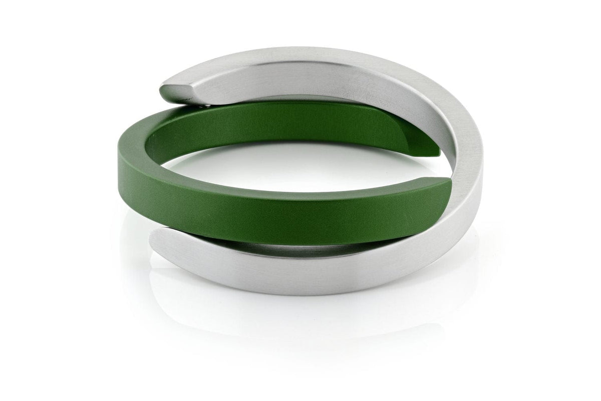 Bracelet jonc croisé en vert foncé et argenté.