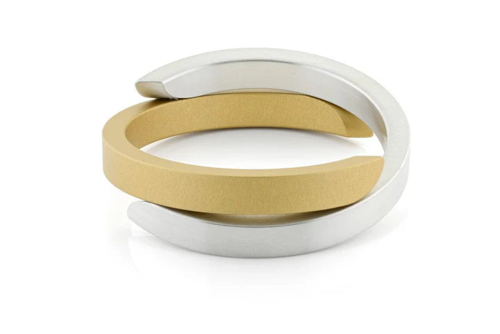 Bracelet croisé en métal argenté et jaune mat.