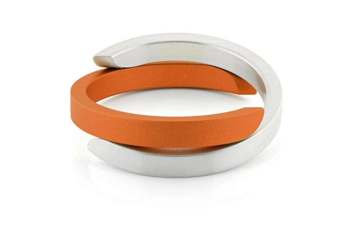 Bracelet en métal argenté avec un motif croisé et une bande en silicone orange.