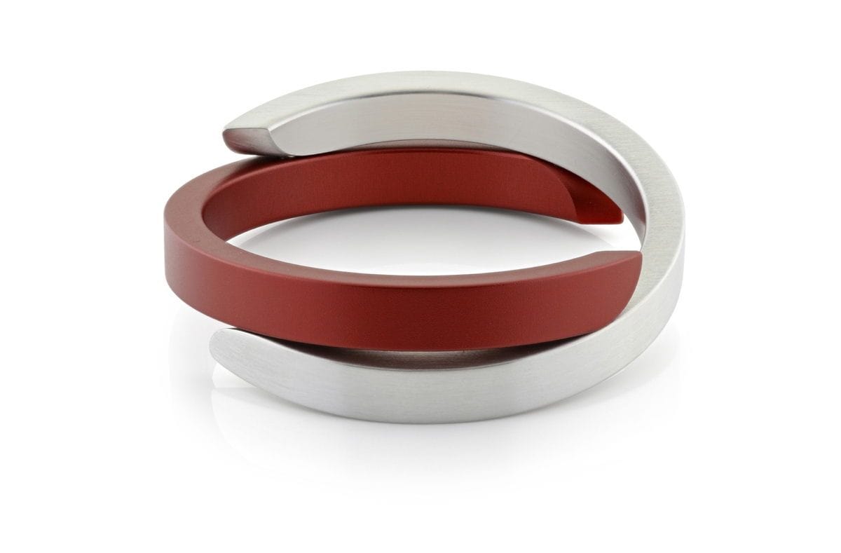 Bracelet croisée rouge et argentée avec un design moderne et épuré.