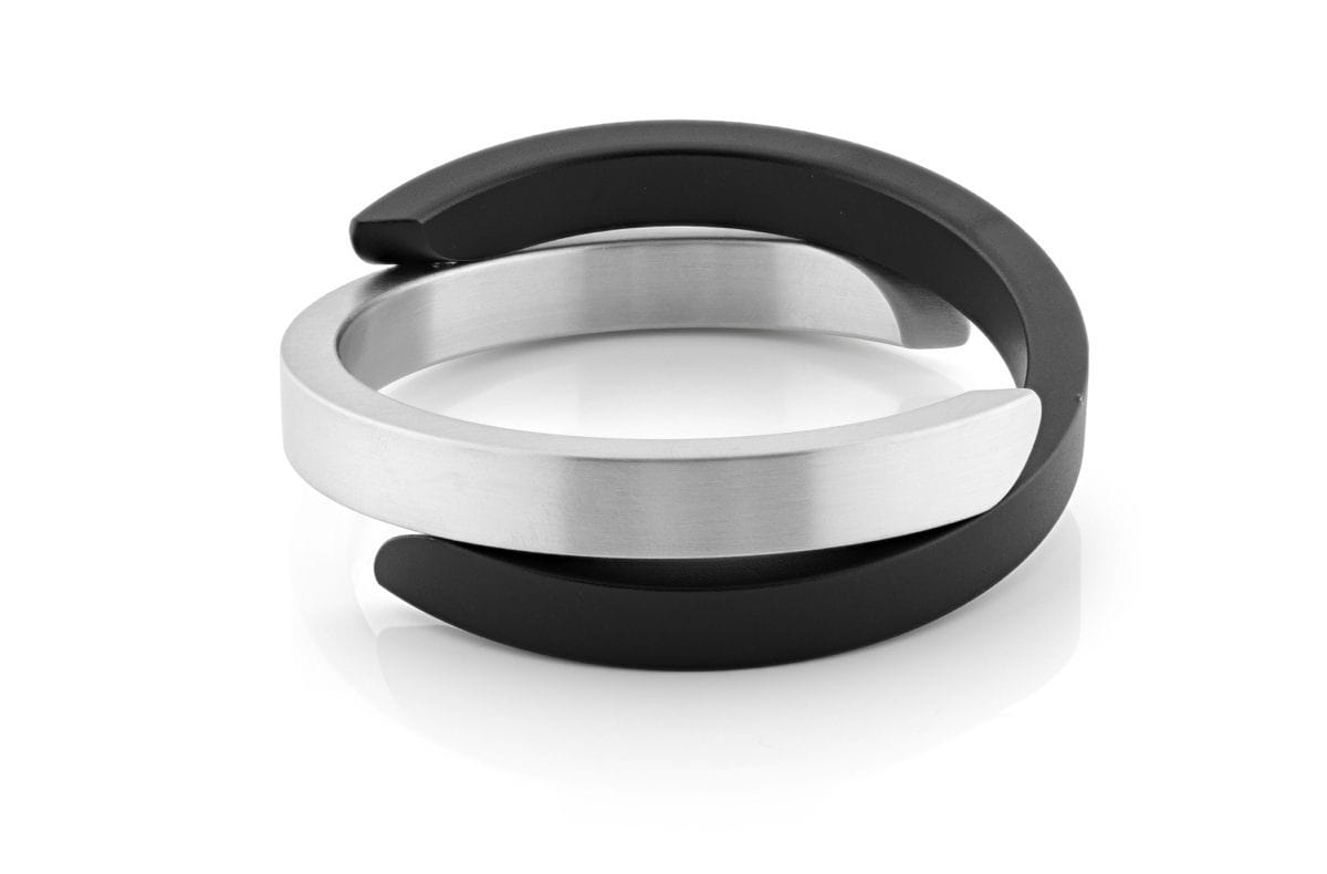 Bracelet croisé noir et argenté, avec une finition mate et brillante.