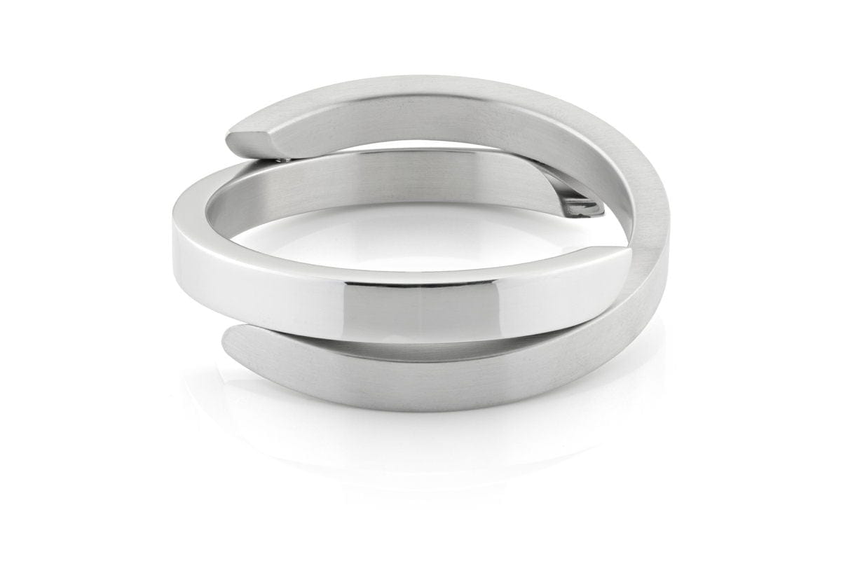 Bracelet en acier inoxydable, design croisé, finition brillante et moderne.