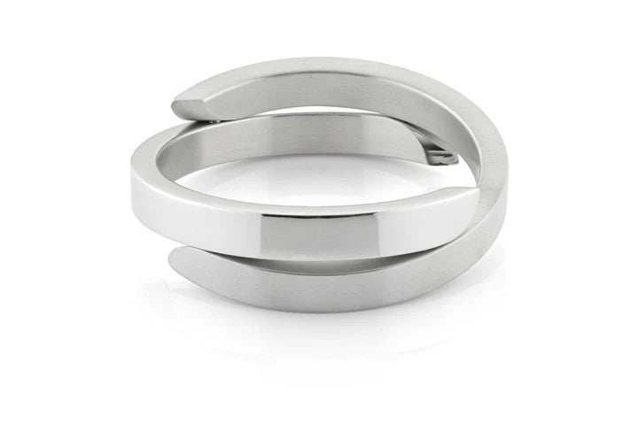 Bracelet en métal argenté avec un design croisé et une finition mate brillante.
