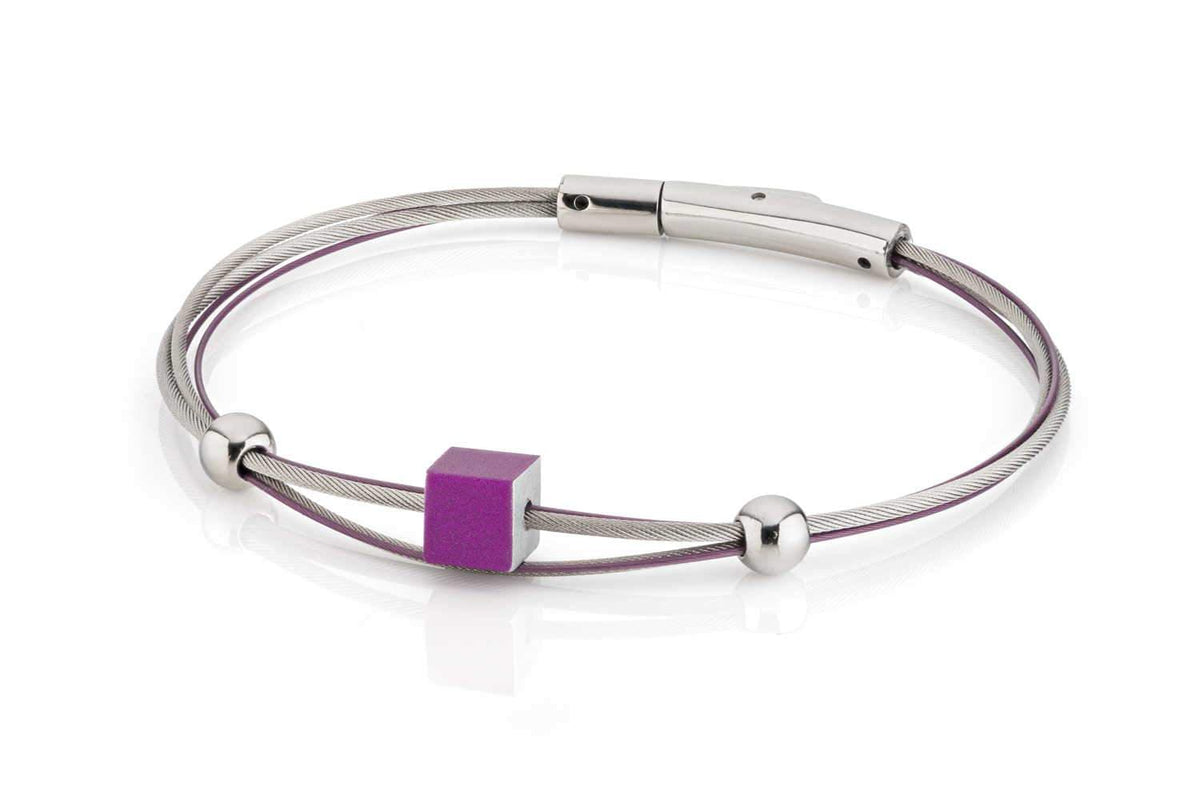 Bracelet en acier inoxydable avec un cube violet et des perles argentées.