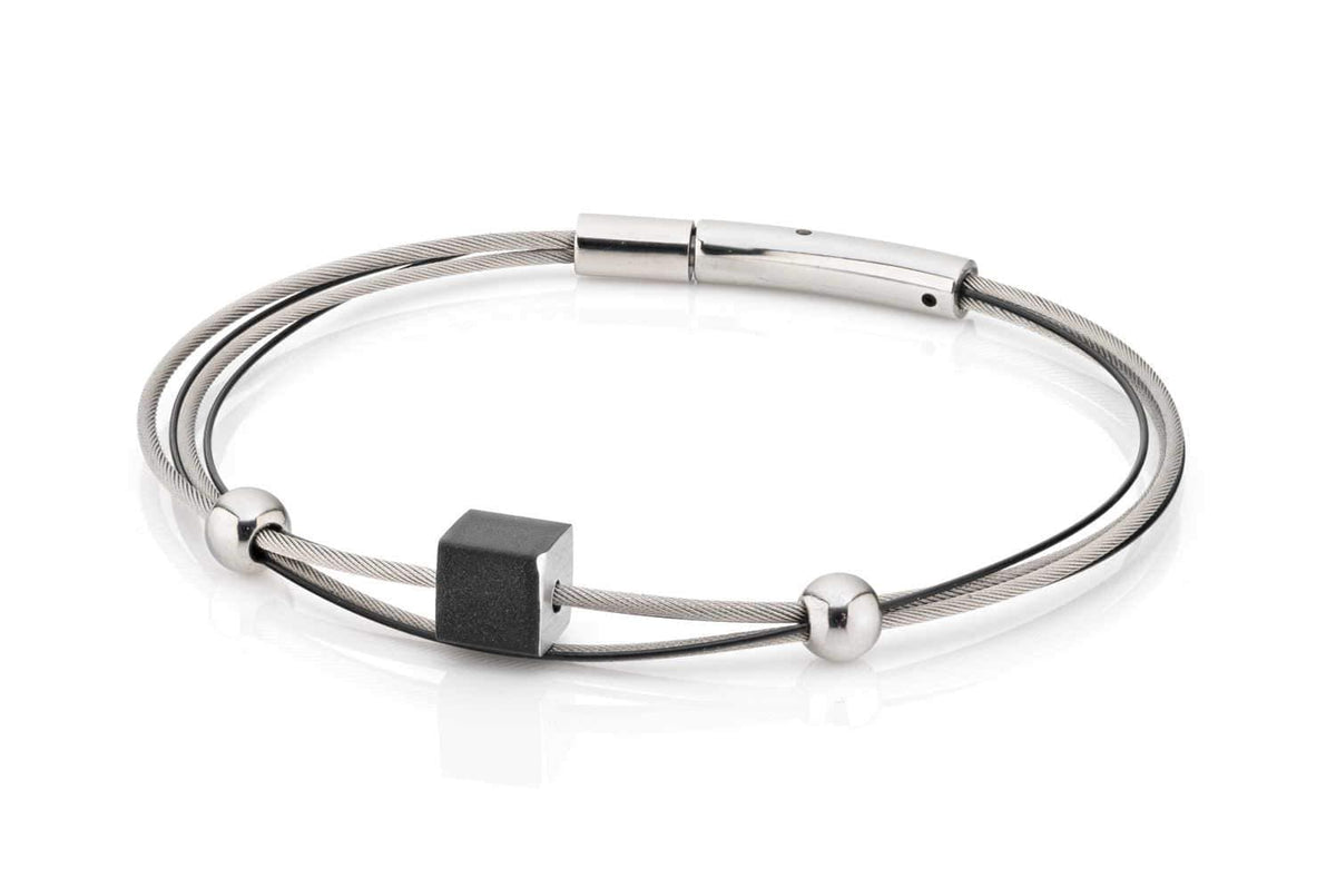 Bracelet en acier inoxydable avec un cube noir et des perles argentées.