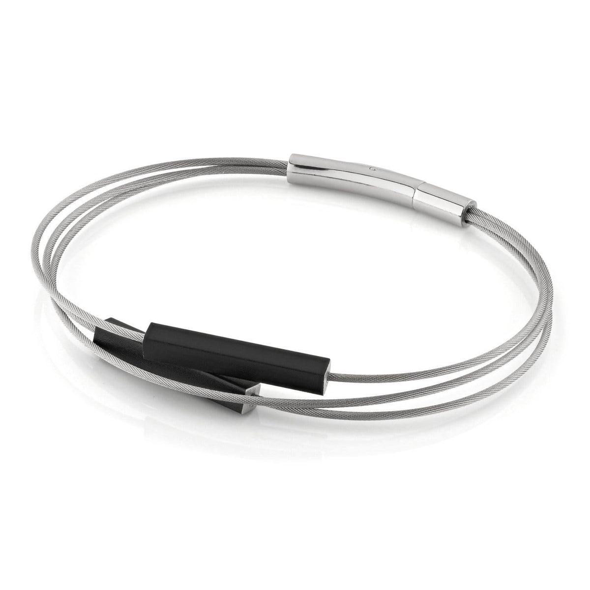 Bracelet en acier inoxydable avec des barres noires et argentées.