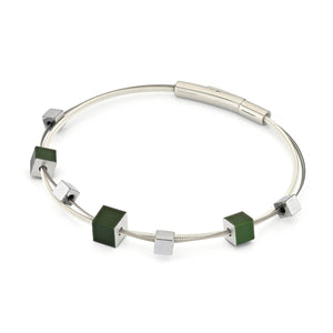 Bracelet en acier inoxydable avec des cubes verts et argentés.