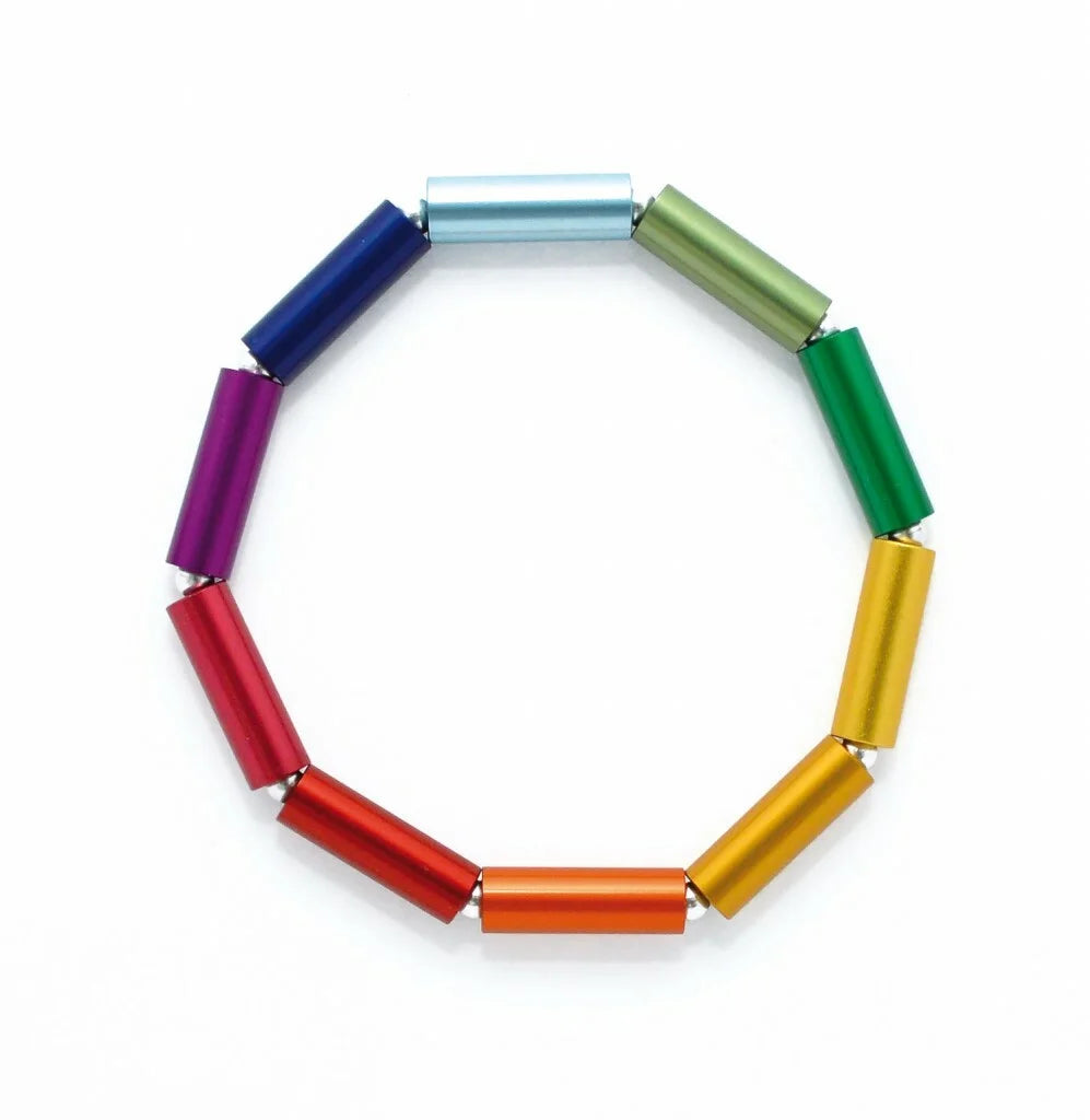 Bracelet coloré avec des tubes en métal, présentant un dégradé de couleurs vives.