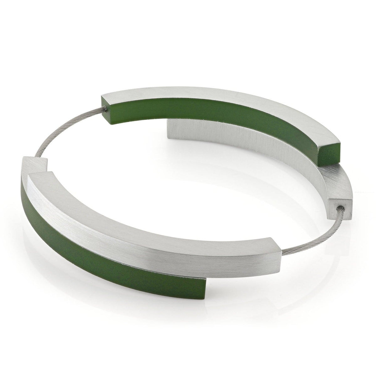 Bracelet en acier avec quatre arcs verts et une finition mate.