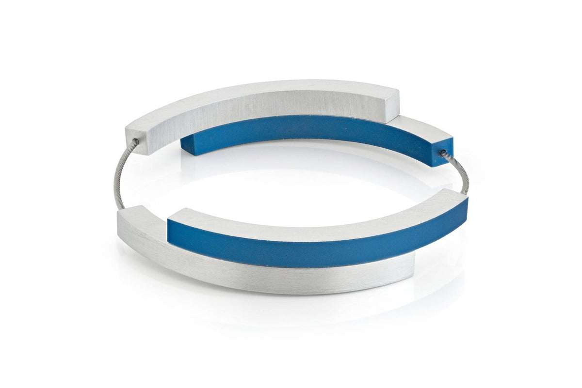 Bracelet en argent avec quatre arcs et une bande bleue.