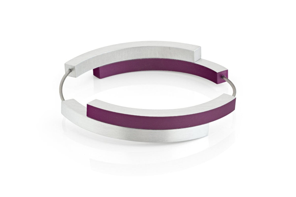 Bracelet en argent avec quatre arcs, deux en violet et deux en métal.