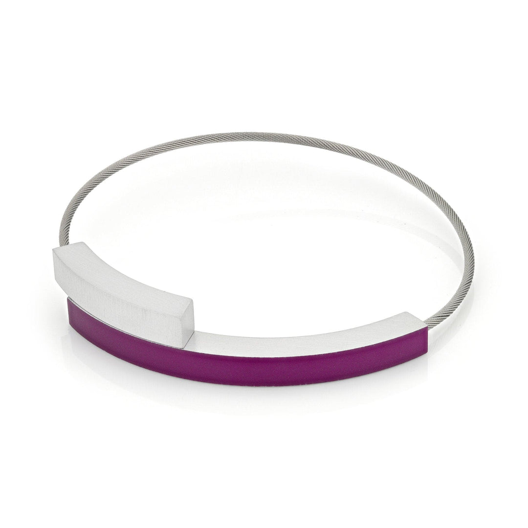 De Armband Twee boogjes Paars A34P van CLIC Creations is een handgemaakt minimalistisch sieraad met een dunne metalen lus met een rechthoekige staaf in zilver en paars, afgewerkt met een strakke, moderne magneetsluiting.