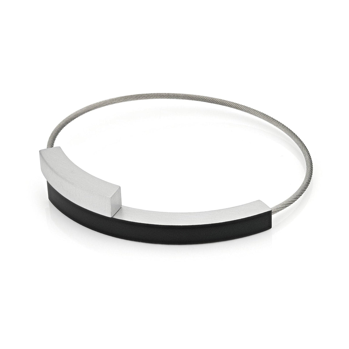 Bracelet en métal argenté avec deux éléments en forme de courbe, l'un noir et l'autre argenté.