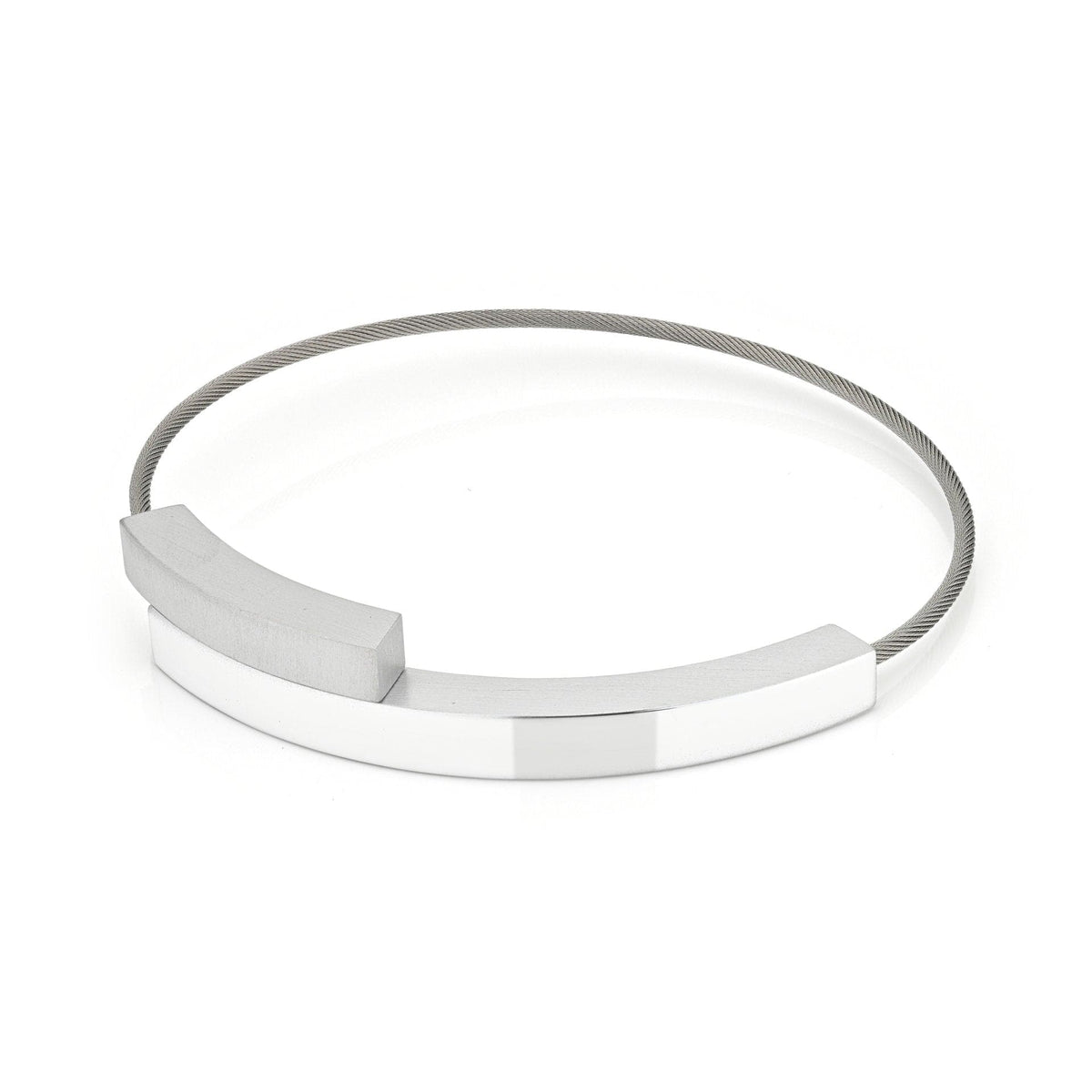 Bracelet argenté avec deux arcs en métal, design moderne et épuré.
