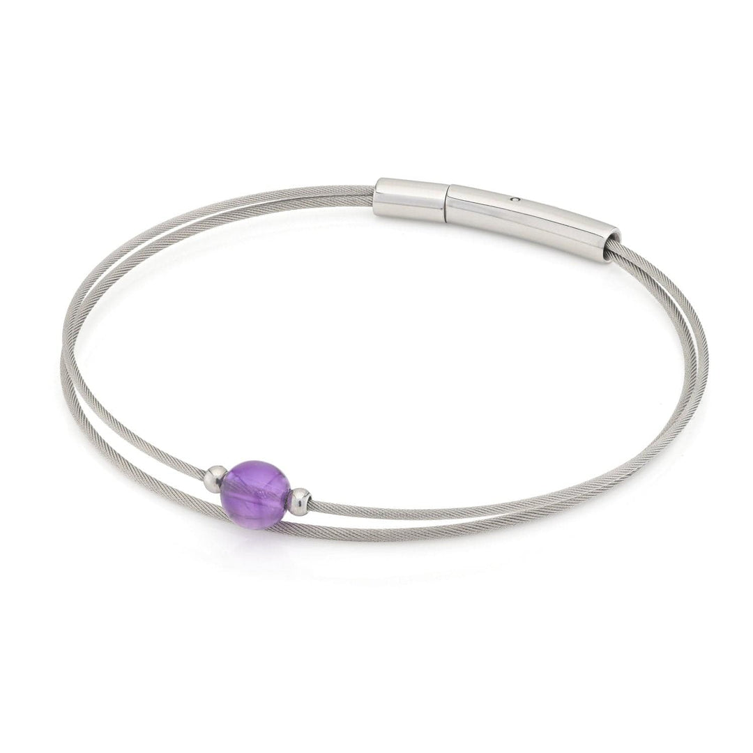 De Thinking of You-Armband Amethist A712B van CLIC Creations is een strakke armband van roestvrij staal met twee zilverkleurige draden, een magnetische sluiting, een amethist kraal in het midden en twee kleine zilveren kralen voor een minimalistisch ontwerp.