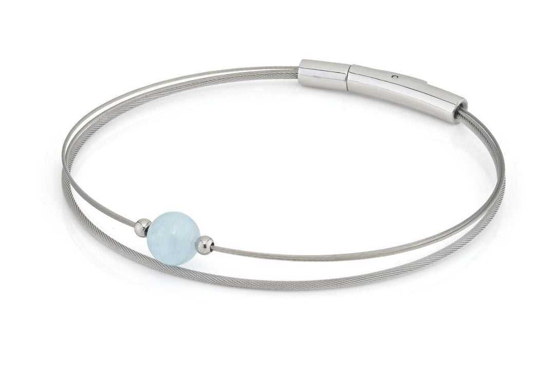 De Thinking of You armband Aquamarijn zilver A721B van CLIC Creations heeft een minimalistisch ontwerp met één lichtblauwe Aquamarijn kraal en dunne zilveren strengen, vastgemaakt met een strakke zilveren sluiting.