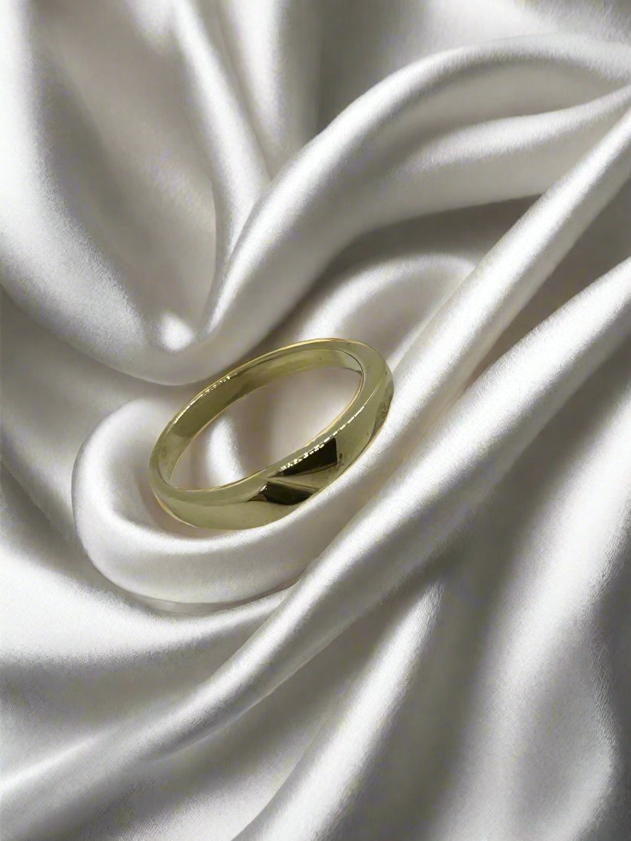 Bague vintage en or 14 carats, finition lisse et brillante, forme légèrement bombée.