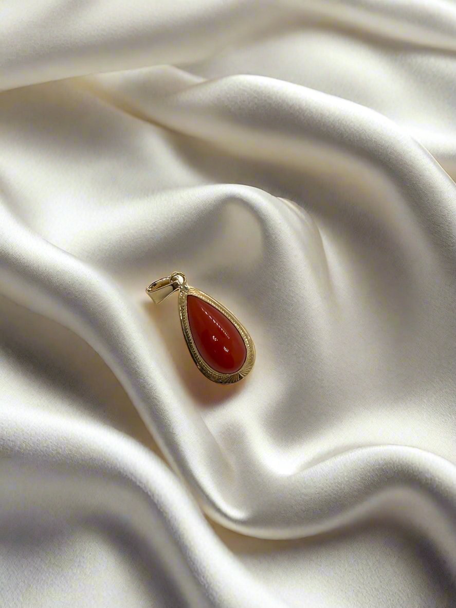 pendentif vintage en or 14k avec corail rouge en forme de goutte.