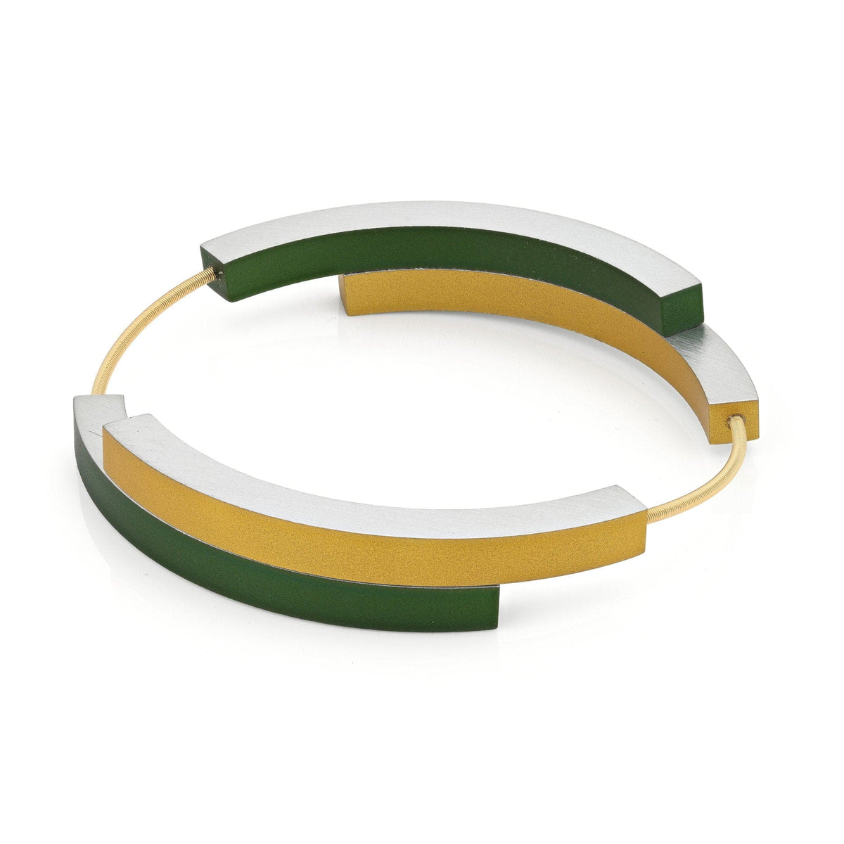 Bracelet doré avec quatre arcs, deux en vert et deux en argenté.