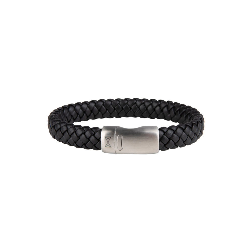 De AZE Jewels Leren armband heren - Iron Jack Black heeft een strak, zwart gevlochten leren design met een opvallende zilveren metalen sluiting, ideaal voor elke Heren Leren Armband-fan die op zoek is naar moeiteloze stijl.