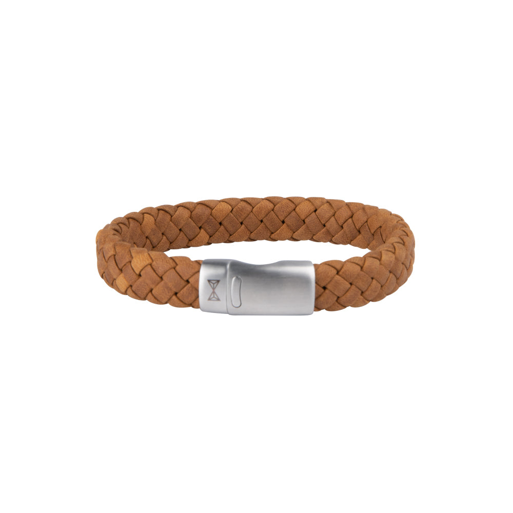 Bracelet en cuir tressé marron avec fermoir en métal argenté.
