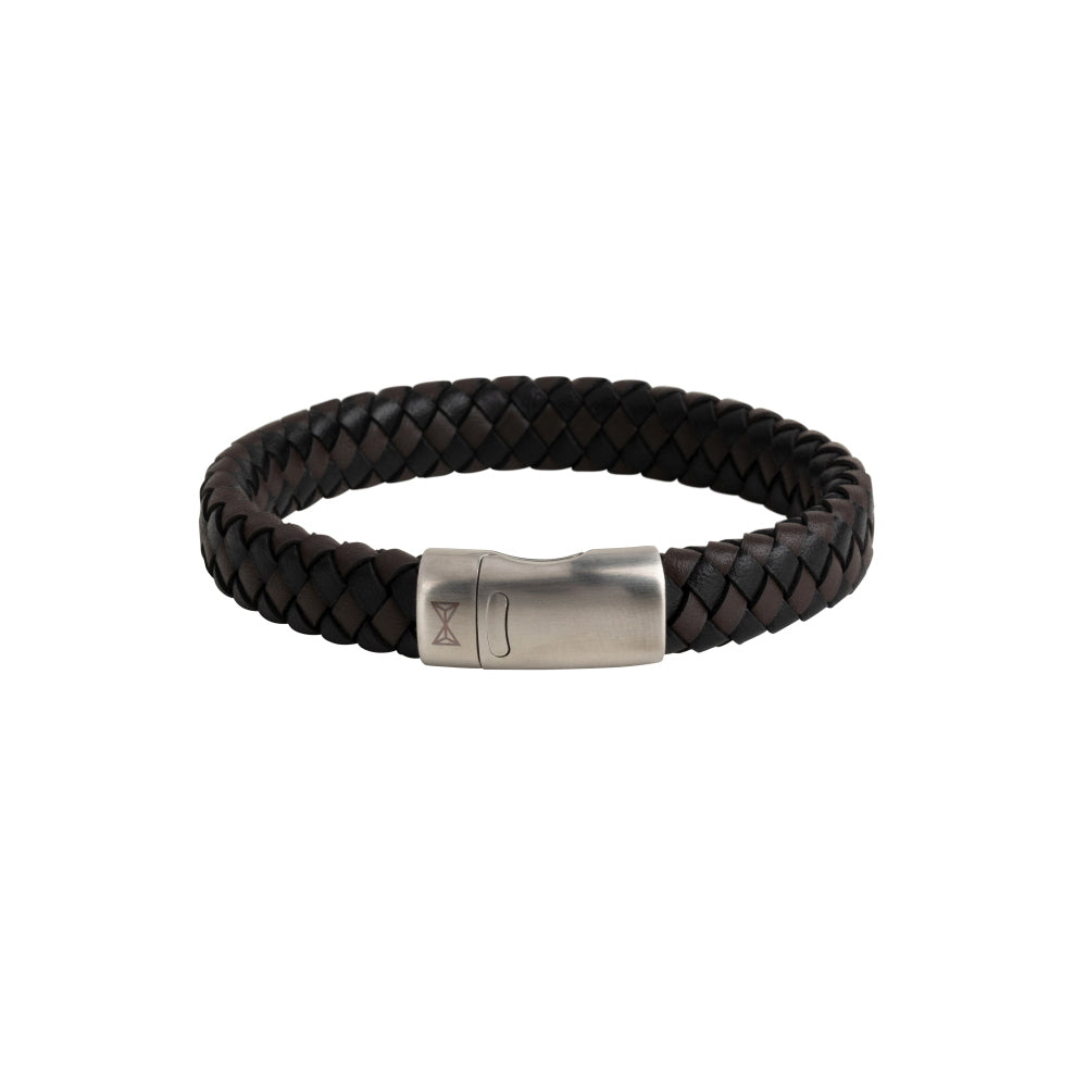 Bracelet en cuir tressé noir et marron avec fermoir en acier inoxydable.