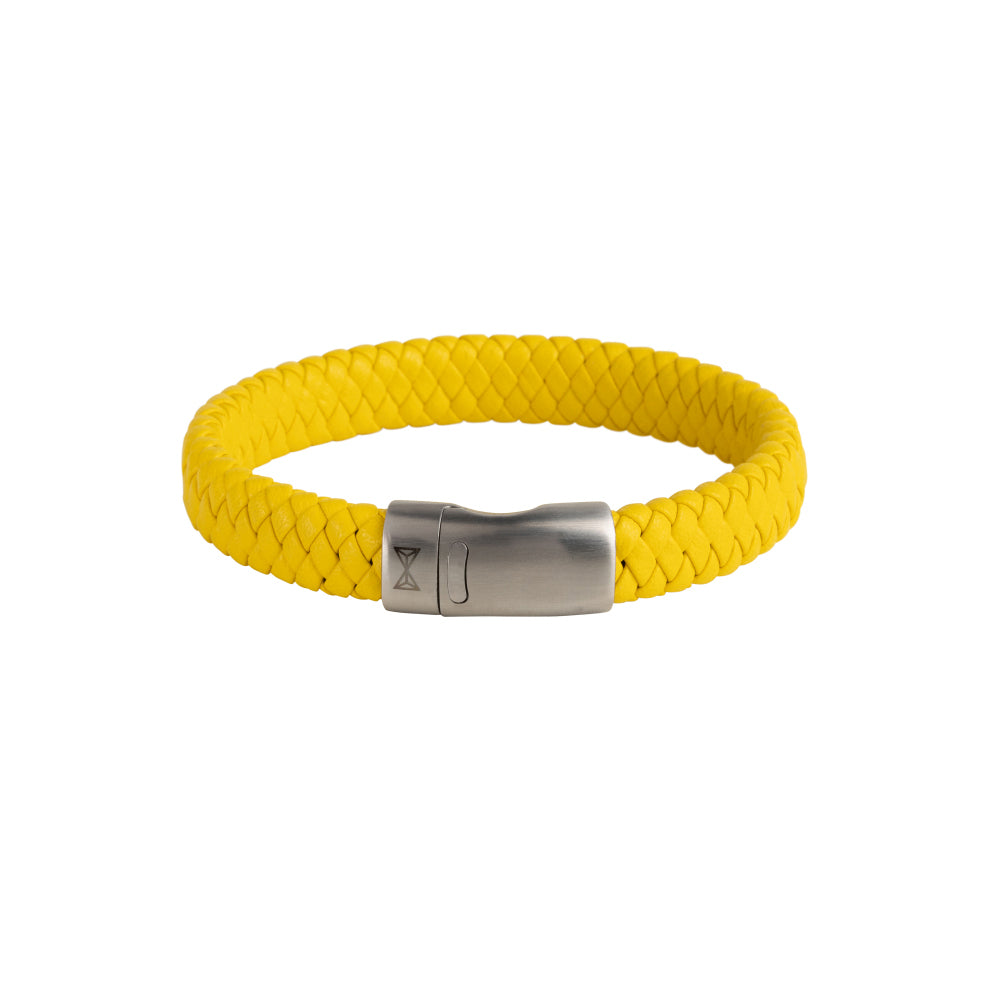 Bracelet en cuir tressé jaune avec fermoir en métal.