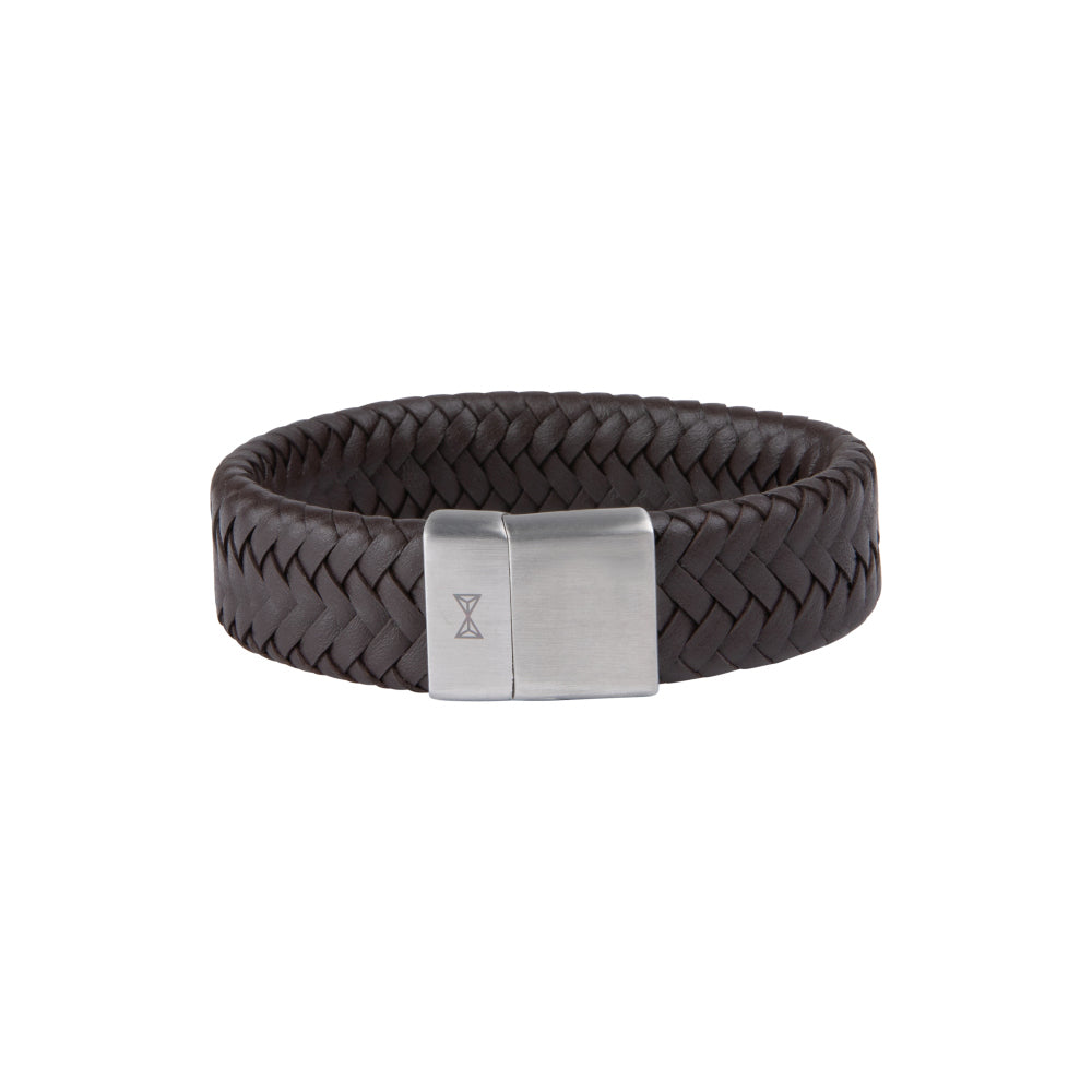 Bracelet en cuir tressé marron avec fermoir en acier inoxydable.