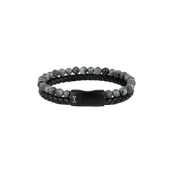 De AZE Jewels AZ-BL018-A-210 herenarmband heeft grijze gepolijste kralen, gevlochten zwart leer en een stijlvolle magneetsluiting.