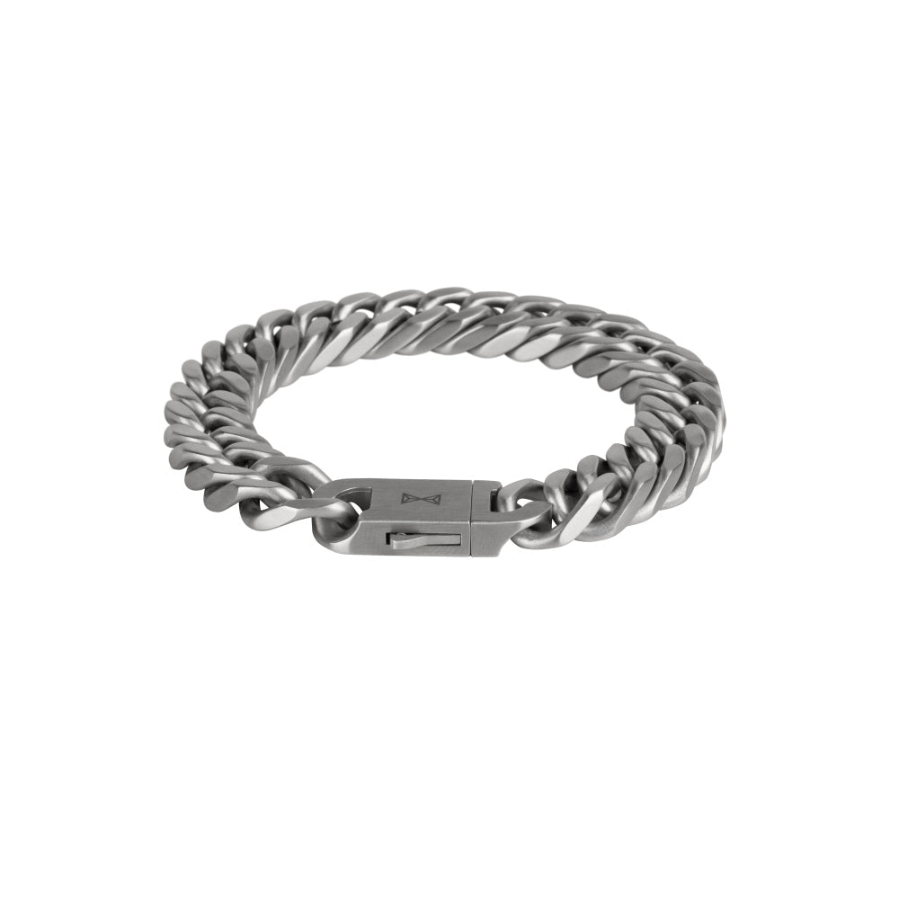 Bracelet en inox avec maillons plats et finition satinée.