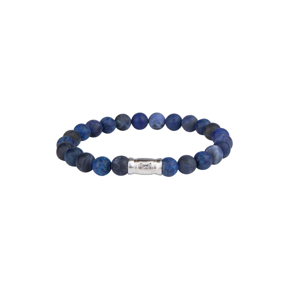 Bracelet en perles pour homme en pierres bleues avec un élément central en argent.