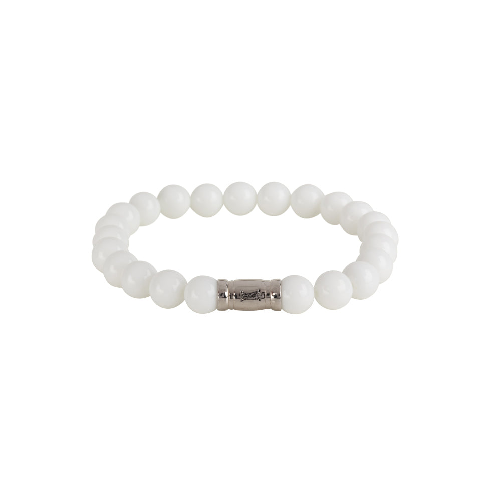 Bracelet en perles blanches de 8 mm avec un élément central en métal argenté.