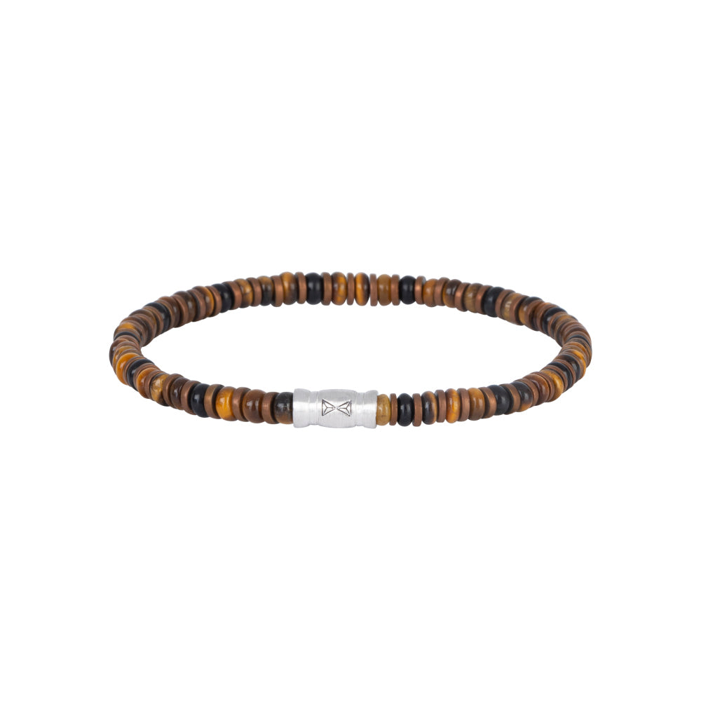 De Kralen armband heren uit de Kilimanjaro Supreme collectie van AZE Jewels heeft afwisselend 4 mm bruine en zwarte kralen met een subtiel gegraveerde zilveren cilindervormige sluiting, wat een cirkelvormig ontwerp biedt dat ingetogen elegantie uitstraalt.
