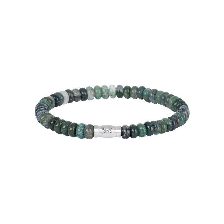 De Kralen armband heren van AZE Jewels heeft ronde groene kralen van 6 mm en een centrale zilveren sluiting, die de rust van Jade Mountain Oval weerspiegelt, afgebeeld op een witte achtergrond.