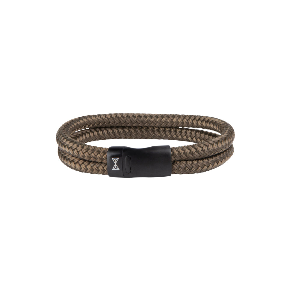 Bracelet tressé en cuir et textile de couleur marron avec fermoir en cuir.