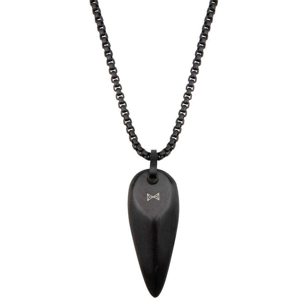 Collier noir avec pendentif en forme de triangle et détail brillant.