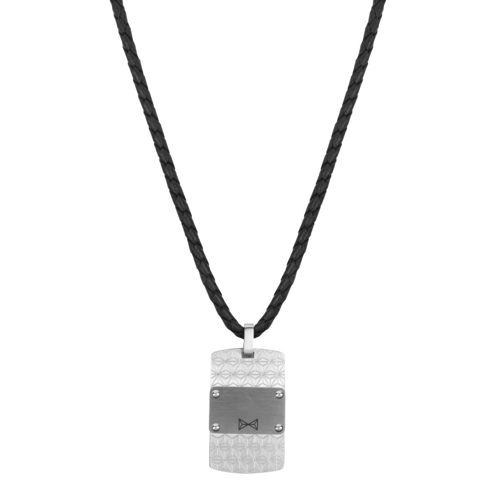 Collier en cuir noir avec pendentif rectangulaire en acier inoxydable et détails en métal noir.